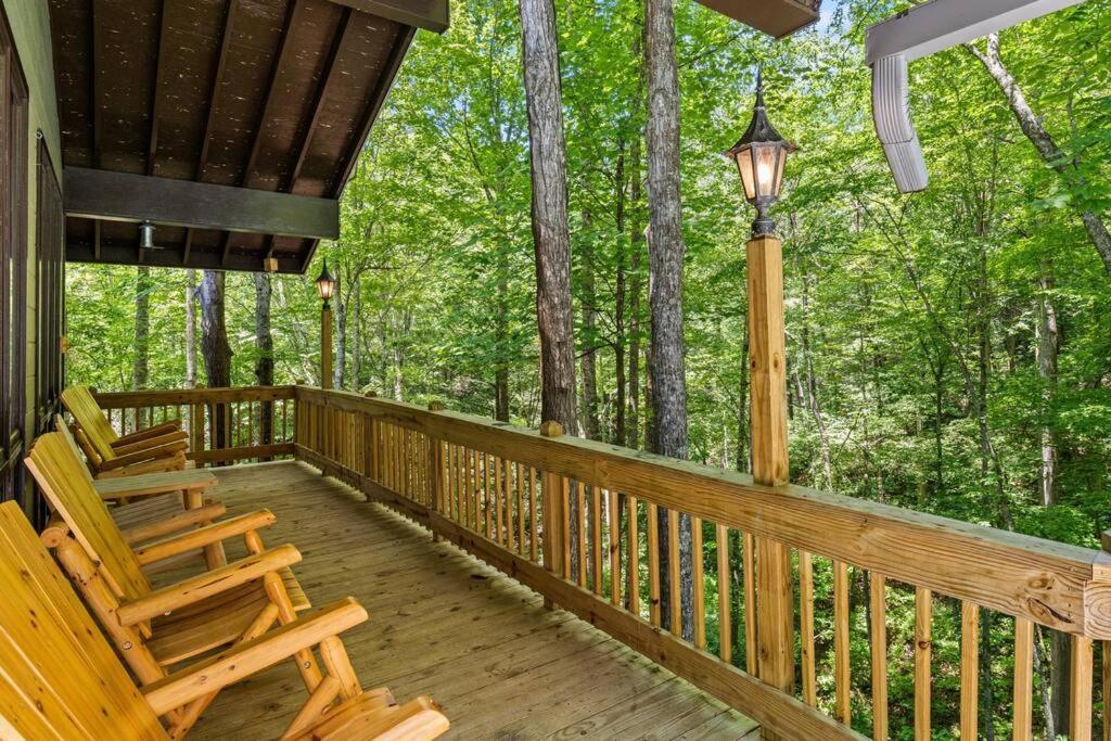 Bourbon Hollow Lodge With Hot Tub And Pool Plus Game Room Only 5 Min To Downtown ガトリンバーグ エクステリア 写真