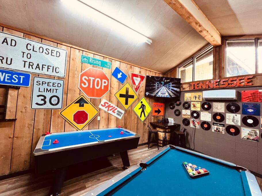 Bourbon Hollow Lodge With Hot Tub And Pool Plus Game Room Only 5 Min To Downtown ガトリンバーグ エクステリア 写真