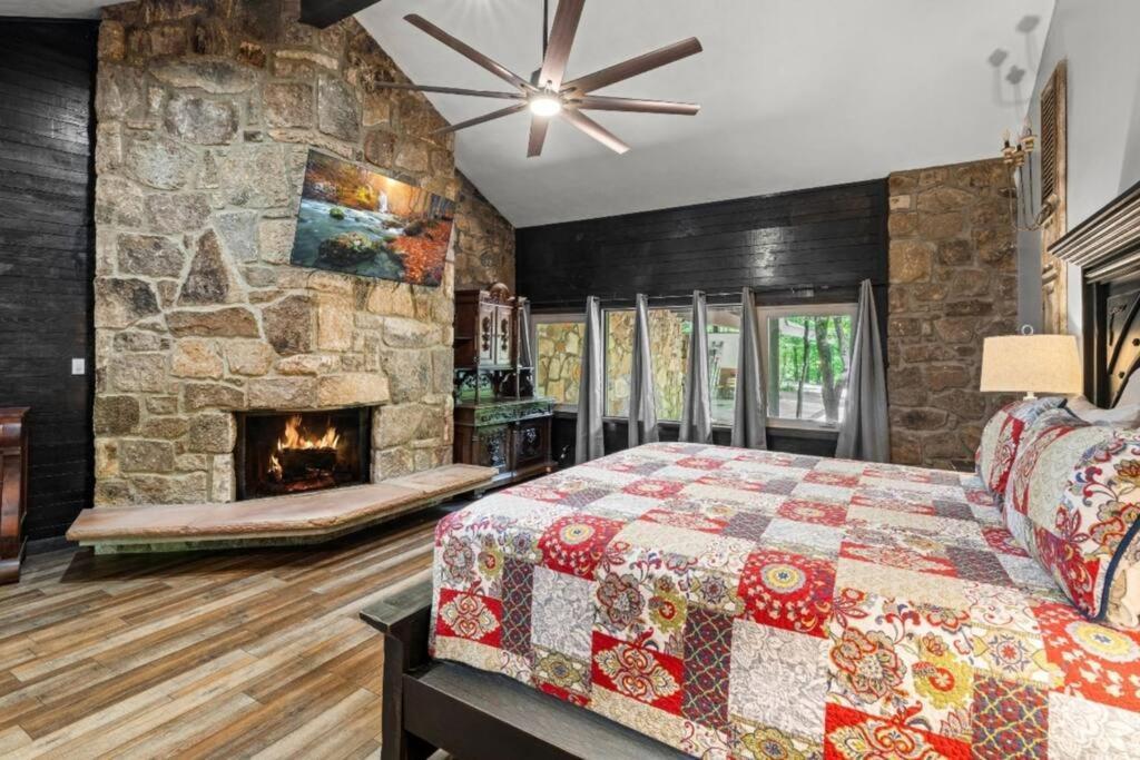 Bourbon Hollow Lodge With Hot Tub And Pool Plus Game Room Only 5 Min To Downtown ガトリンバーグ エクステリア 写真