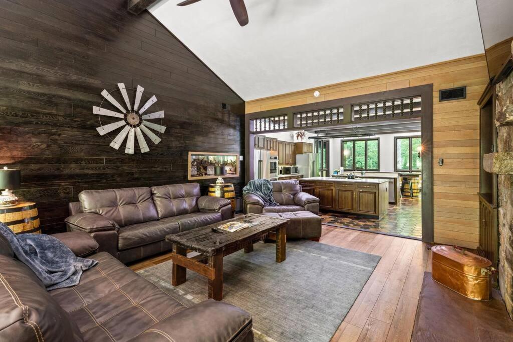 Bourbon Hollow Lodge With Hot Tub And Pool Plus Game Room Only 5 Min To Downtown ガトリンバーグ エクステリア 写真