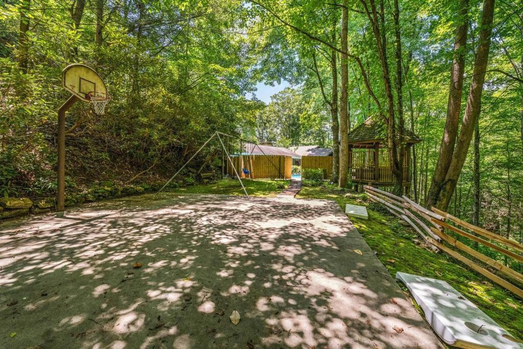 Bourbon Hollow Lodge With Hot Tub And Pool Plus Game Room Only 5 Min To Downtown ガトリンバーグ エクステリア 写真