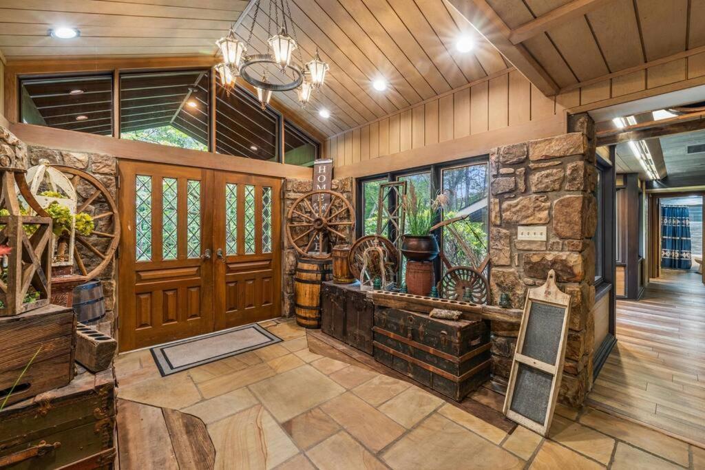 Bourbon Hollow Lodge With Hot Tub And Pool Plus Game Room Only 5 Min To Downtown ガトリンバーグ エクステリア 写真
