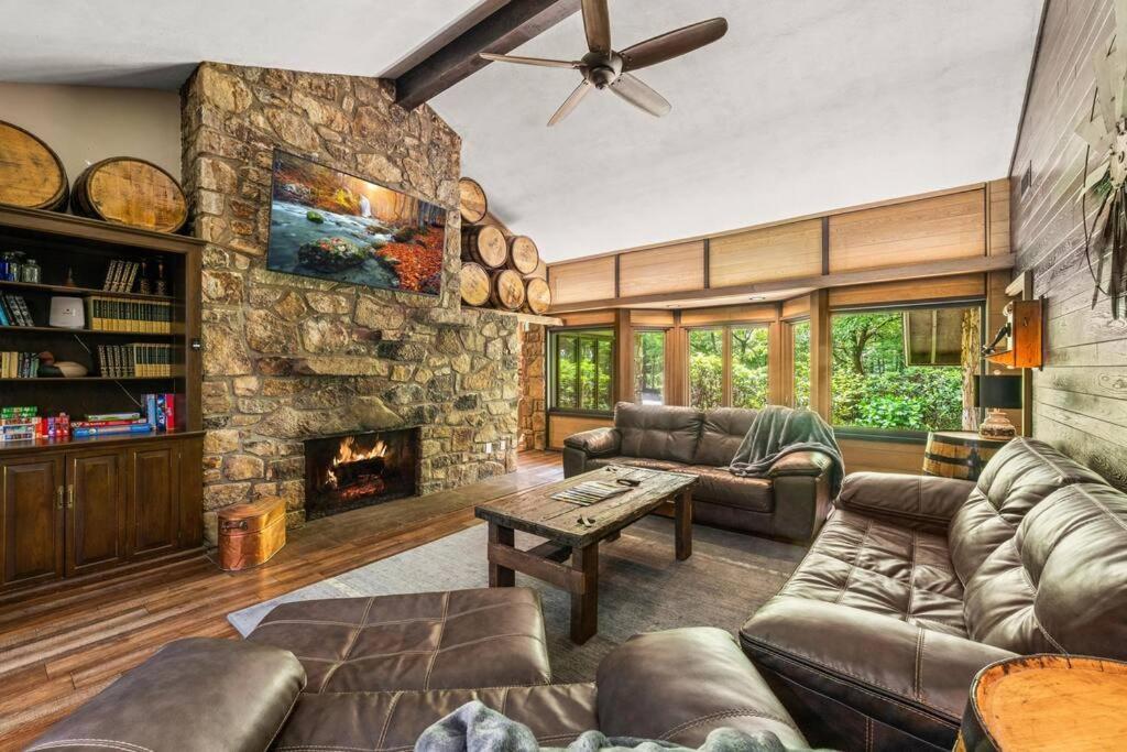Bourbon Hollow Lodge With Hot Tub And Pool Plus Game Room Only 5 Min To Downtown ガトリンバーグ エクステリア 写真