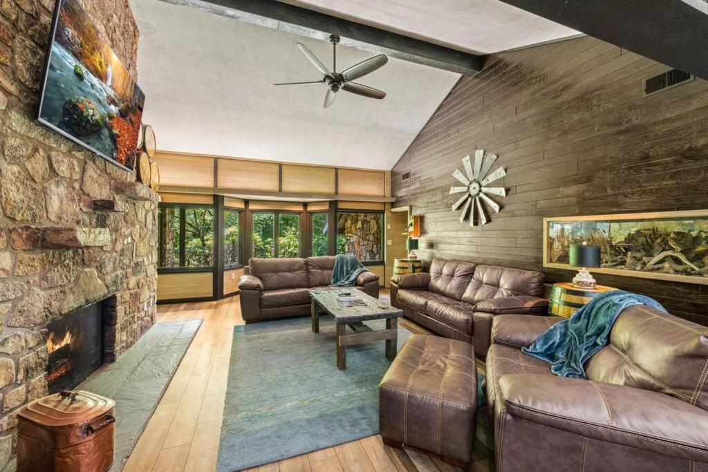 Bourbon Hollow Lodge With Hot Tub And Pool Plus Game Room Only 5 Min To Downtown ガトリンバーグ エクステリア 写真