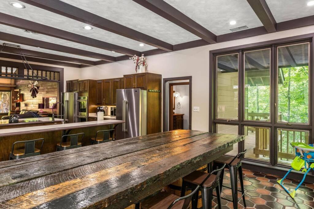 Bourbon Hollow Lodge With Hot Tub And Pool Plus Game Room Only 5 Min To Downtown ガトリンバーグ エクステリア 写真