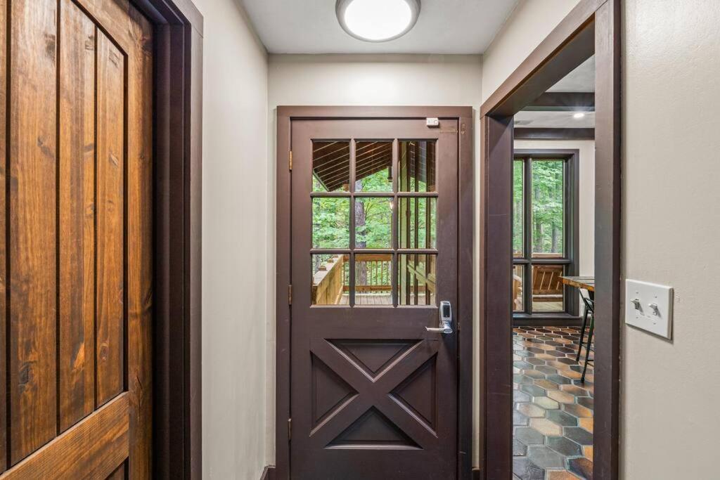 Bourbon Hollow Lodge With Hot Tub And Pool Plus Game Room Only 5 Min To Downtown ガトリンバーグ エクステリア 写真