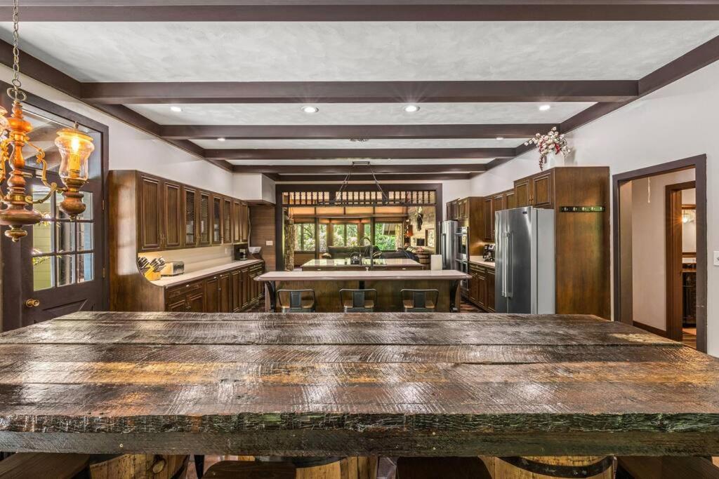 Bourbon Hollow Lodge With Hot Tub And Pool Plus Game Room Only 5 Min To Downtown ガトリンバーグ エクステリア 写真