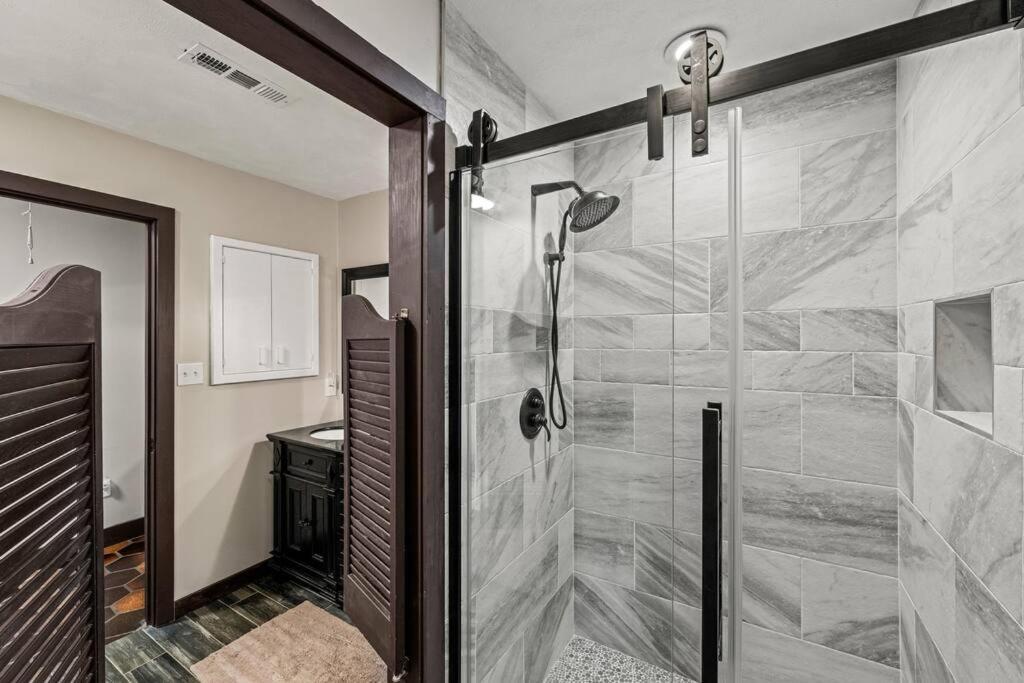 Bourbon Hollow Lodge With Hot Tub And Pool Plus Game Room Only 5 Min To Downtown ガトリンバーグ エクステリア 写真