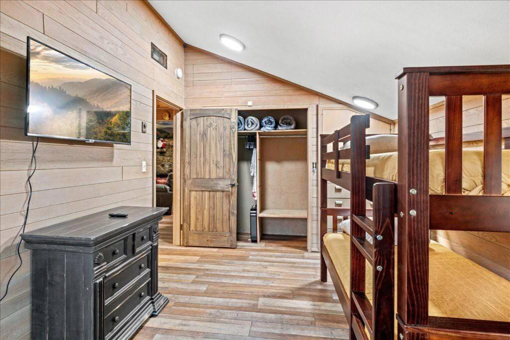 Bourbon Hollow Lodge With Hot Tub And Pool Plus Game Room Only 5 Min To Downtown ガトリンバーグ エクステリア 写真