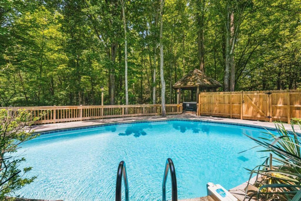 Bourbon Hollow Lodge With Hot Tub And Pool Plus Game Room Only 5 Min To Downtown ガトリンバーグ エクステリア 写真