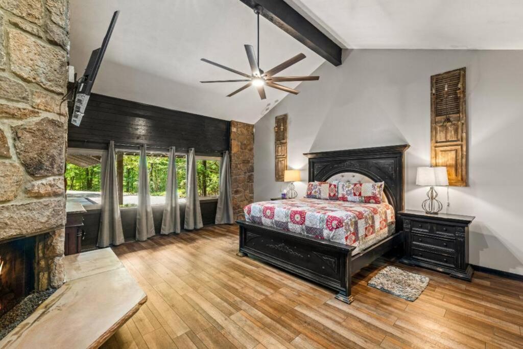 Bourbon Hollow Lodge With Hot Tub And Pool Plus Game Room Only 5 Min To Downtown ガトリンバーグ エクステリア 写真