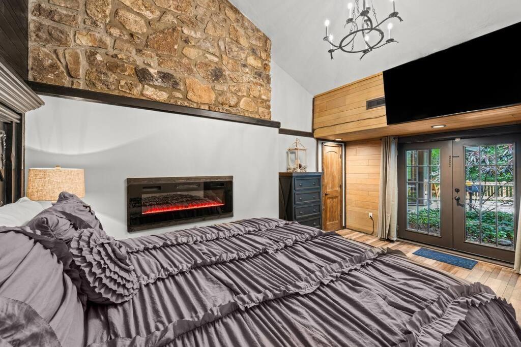 Bourbon Hollow Lodge With Hot Tub And Pool Plus Game Room Only 5 Min To Downtown ガトリンバーグ エクステリア 写真