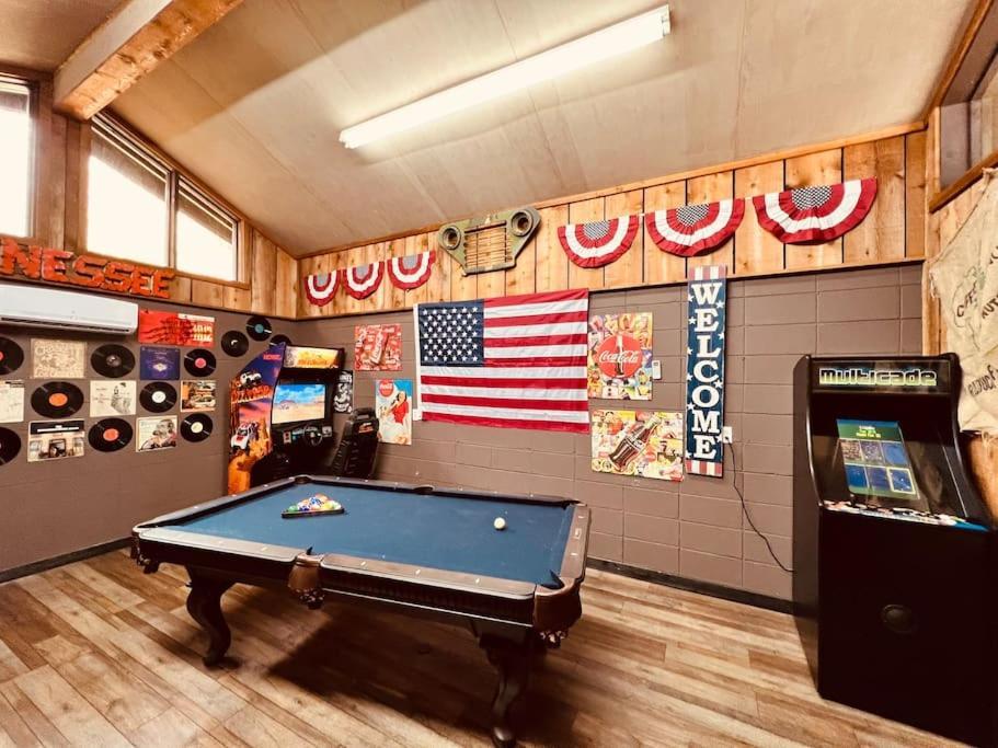 Bourbon Hollow Lodge With Hot Tub And Pool Plus Game Room Only 5 Min To Downtown ガトリンバーグ エクステリア 写真