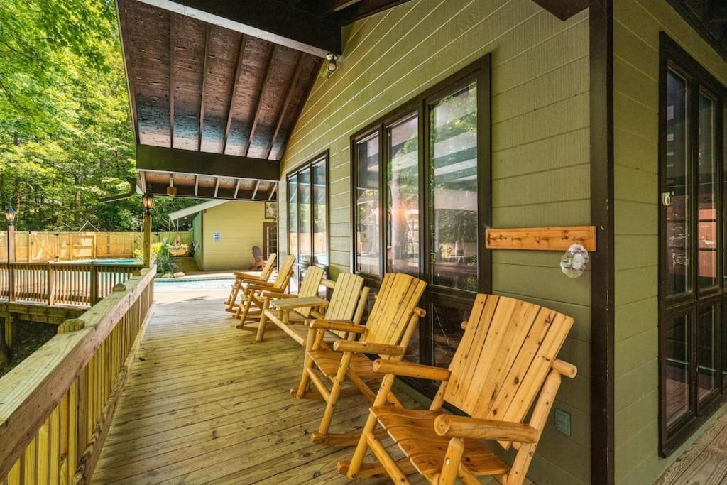 Bourbon Hollow Lodge With Hot Tub And Pool Plus Game Room Only 5 Min To Downtown ガトリンバーグ エクステリア 写真