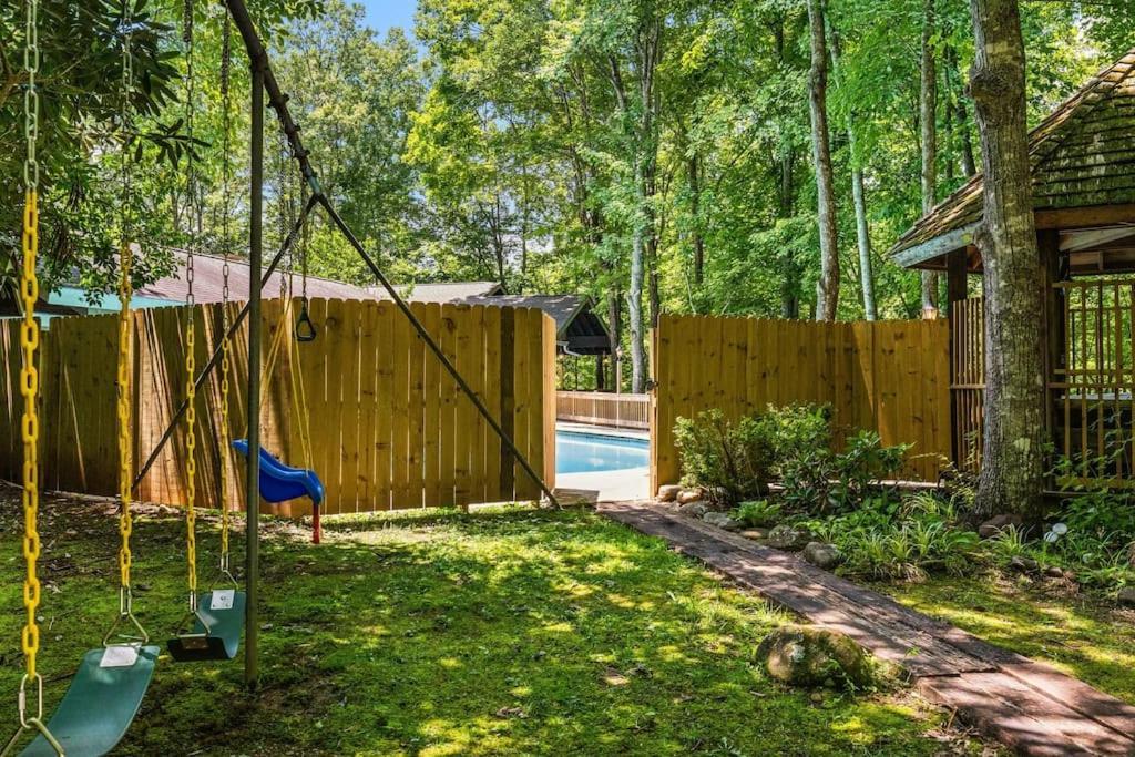 Bourbon Hollow Lodge With Hot Tub And Pool Plus Game Room Only 5 Min To Downtown ガトリンバーグ エクステリア 写真