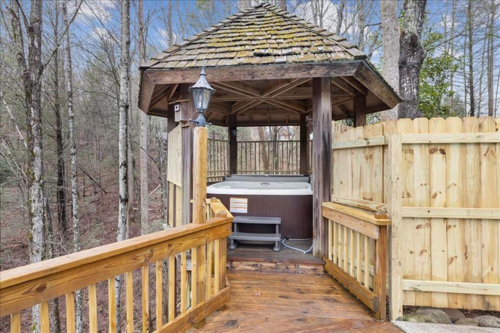 Bourbon Hollow Lodge With Hot Tub And Pool Plus Game Room Only 5 Min To Downtown ガトリンバーグ エクステリア 写真