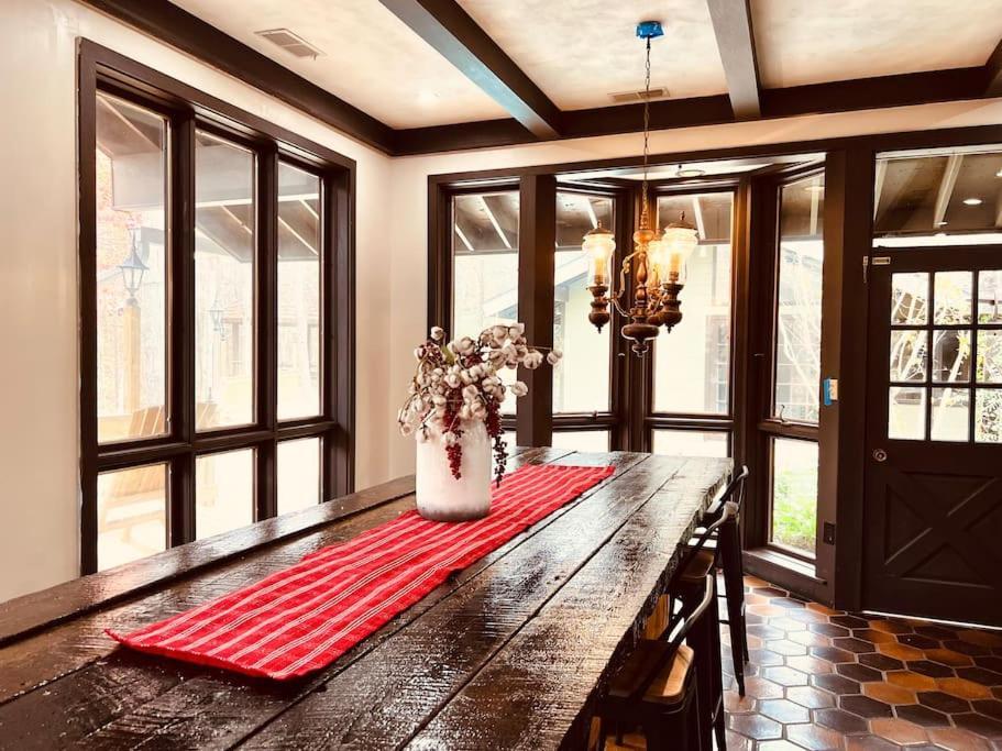 Bourbon Hollow Lodge With Hot Tub And Pool Plus Game Room Only 5 Min To Downtown ガトリンバーグ エクステリア 写真