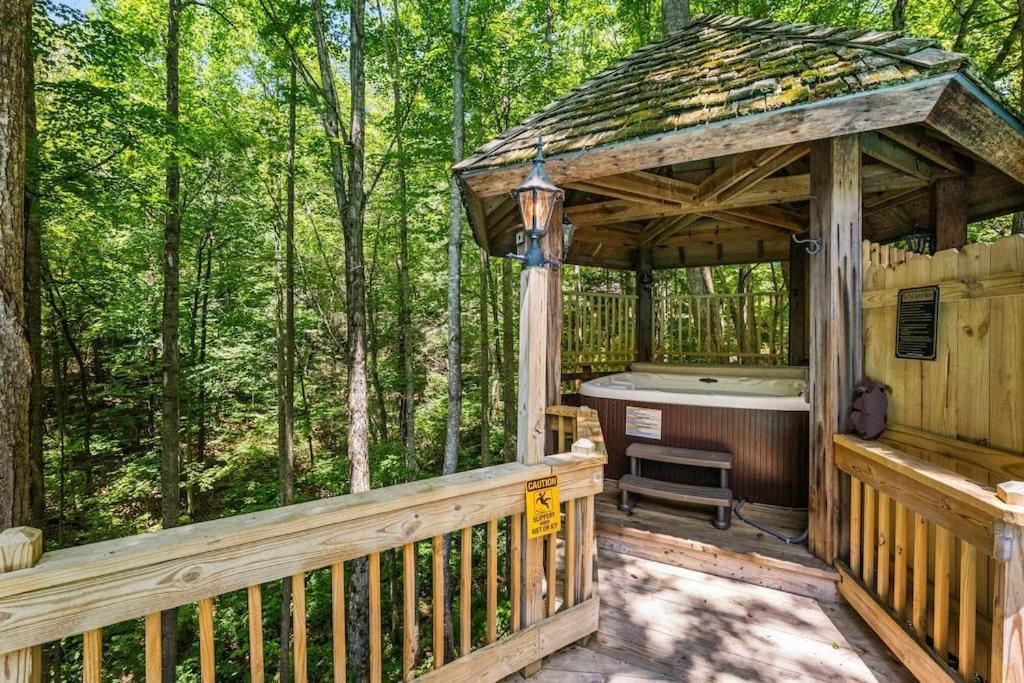 Bourbon Hollow Lodge With Hot Tub And Pool Plus Game Room Only 5 Min To Downtown ガトリンバーグ エクステリア 写真